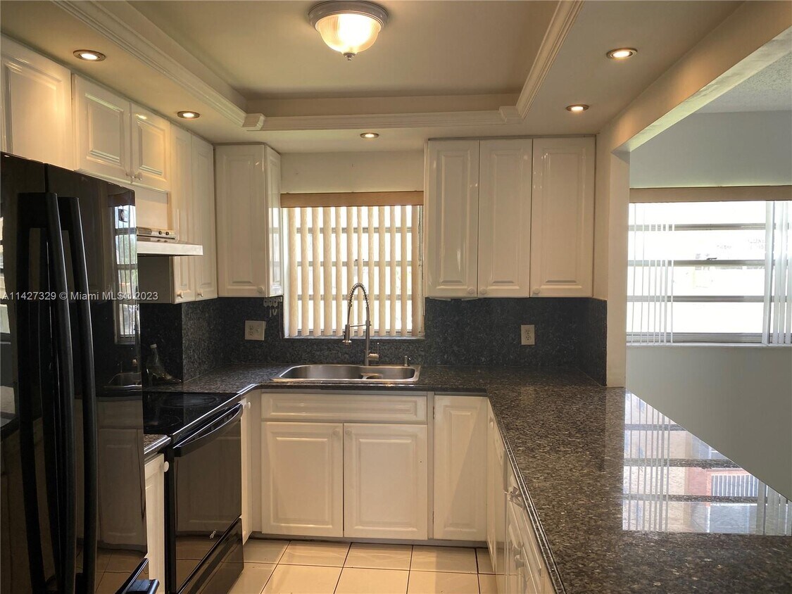 Primary Photo - 16450 Miami Dr
