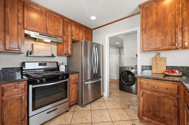 Foto del edificio - Welcome to this stunning 4-bedroom, 2-bath...