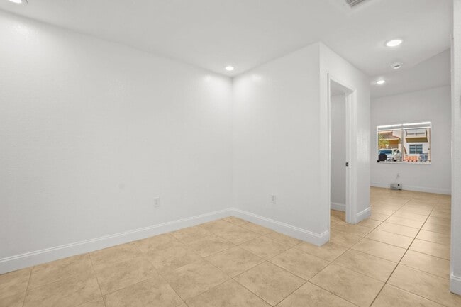 Foto del edificio - Prime Hialeah Location Spacious Home Close to Everything