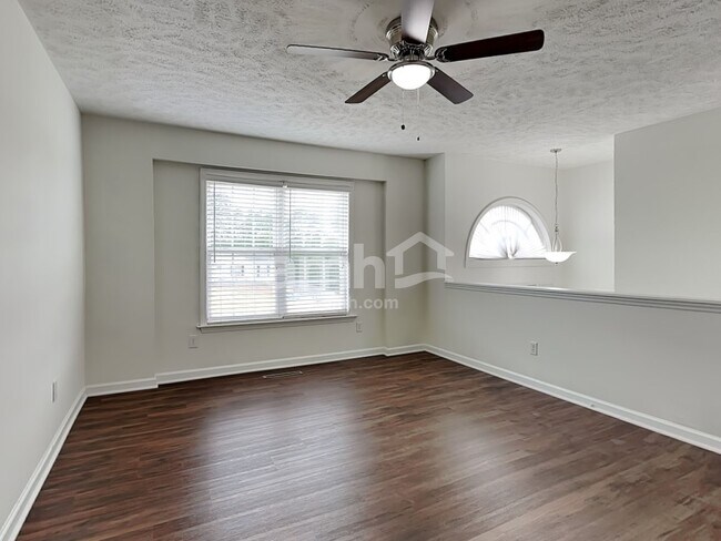 Foto del edificio - 6025 Brentwood Park Place