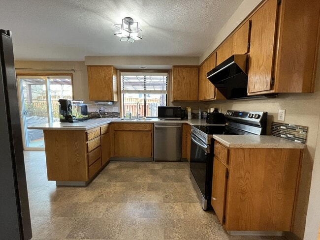 Foto del edificio - Light-Filled Three Bedroom Home with Private Bonus Space and Outdoor Living