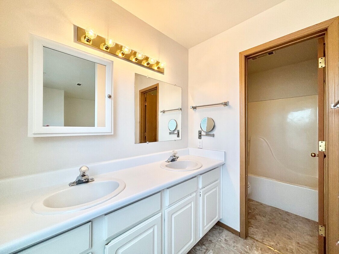 Building Photo - 4 Bedroom 3 1/2 Bath Condo in Hawks Ridge