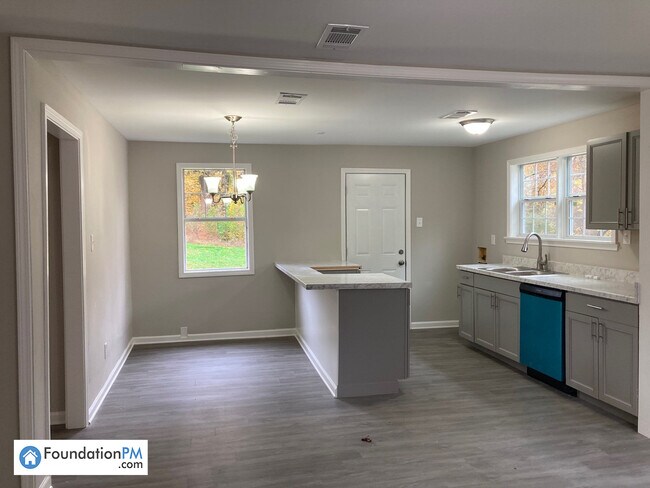 Building Photo - 1719 S Sutton Dr