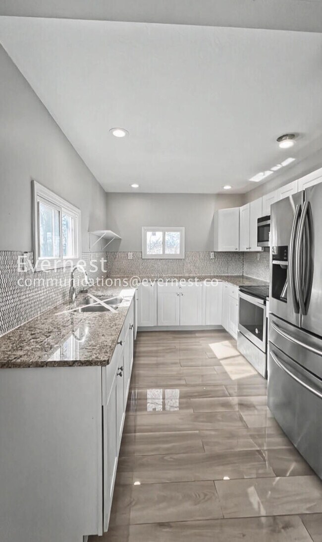 Foto del edificio - 4 Bed/3 Bath Home with In-Unit Laundry / Available Now!