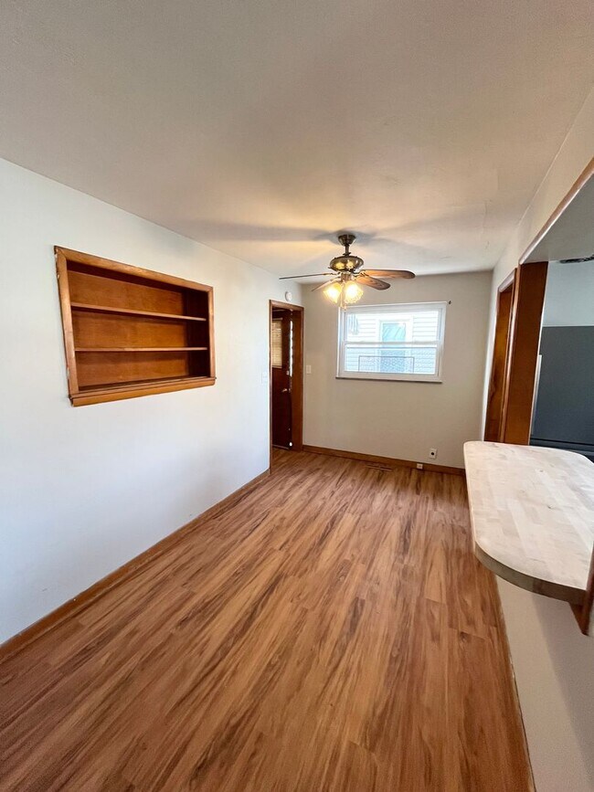 Foto del edificio - Cozy 2 Bedrm/1 Bath Home in Dunbar! Covered Front Porch. Double Pane Windows.