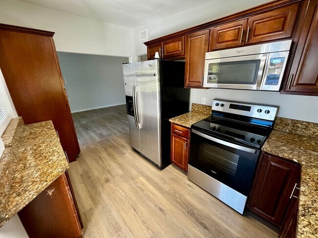 Building Photo - Cozy 3/1 duplex with modern upgrades