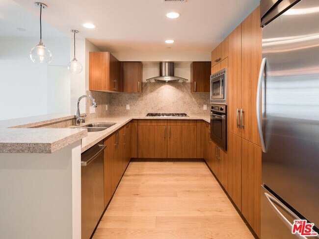 Building Photo - 13650 Marina Pointe Dr