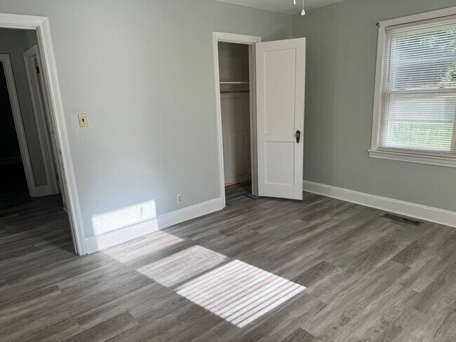 Building Photo - Charming 2BR/1BA Duplex at 2500 Stokes Ave...