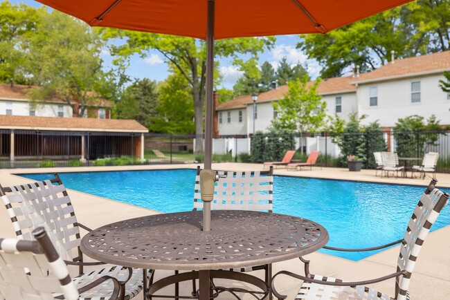 Piscina en Woods Mill Park Apartments &amp; Townhomes - Woods Mill Park Apartments & Townhomes