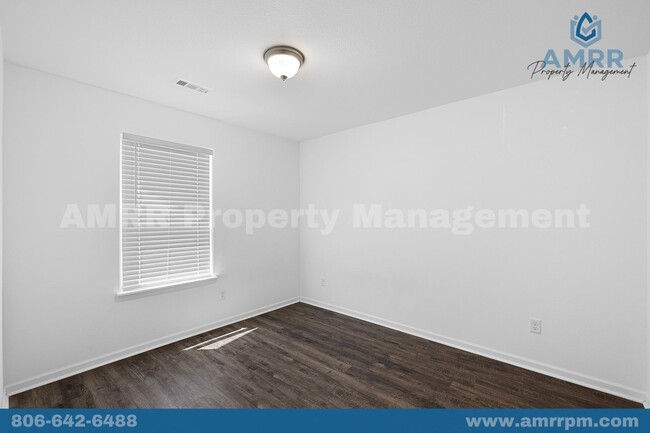 Foto del edificio - 3 Bedroom Townhome Available NOW!