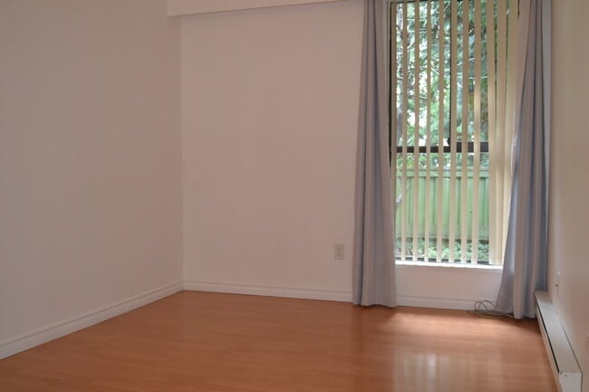 Building Photo - 2690 Kingsford Av