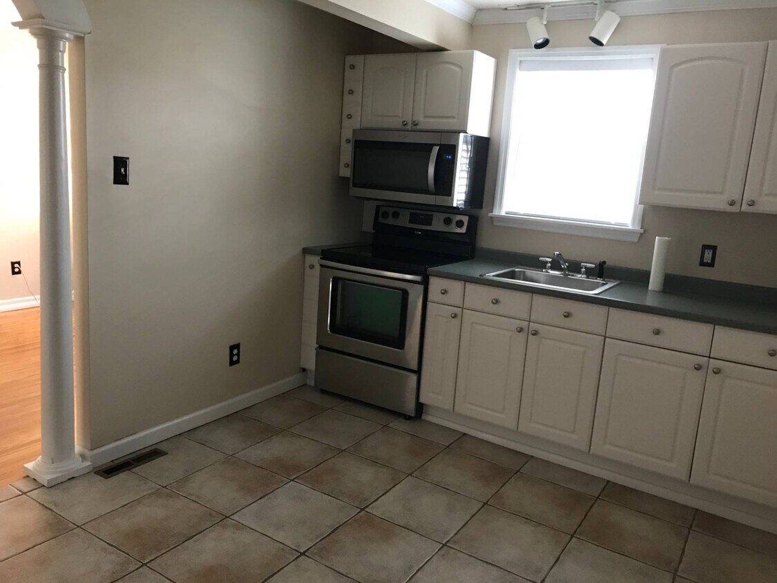 Foto principal - 1132 Troy Schenectady Rd