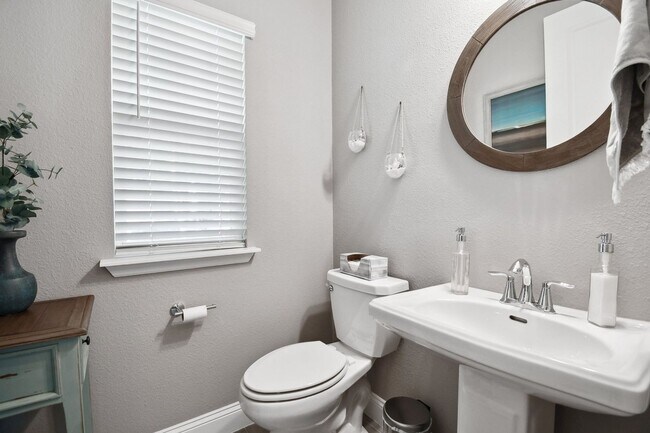 Building Photo - Upgraded 3/2.5, pet-friendly home with acc...