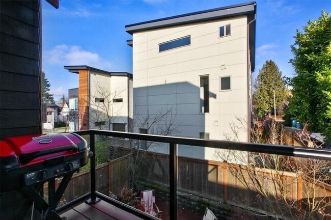 Building Photo - Gorgeous Green Built Ballard Townhome