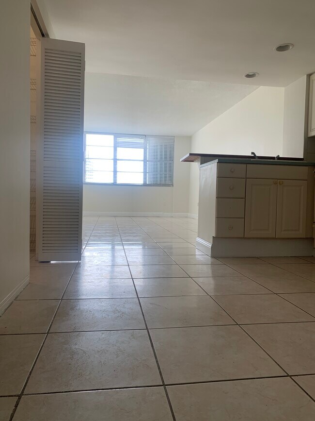 Building Photo - 801 Brickell Bay Dr