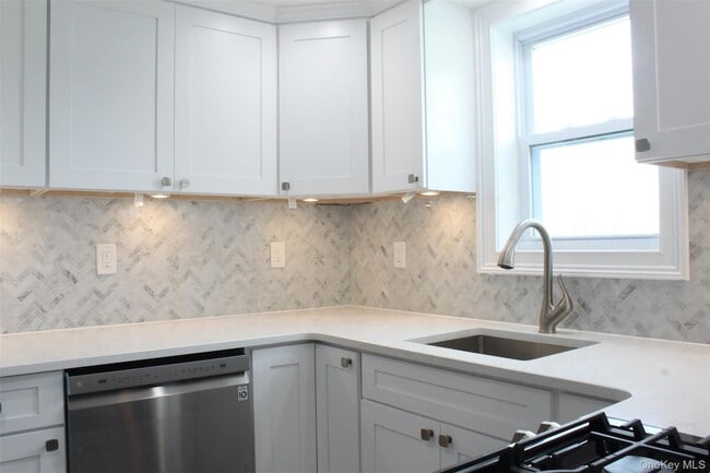 Foto del edificio - 451 Warburton Ave