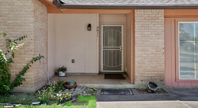 Foto del edificio - 4611 Cedargrove Dr