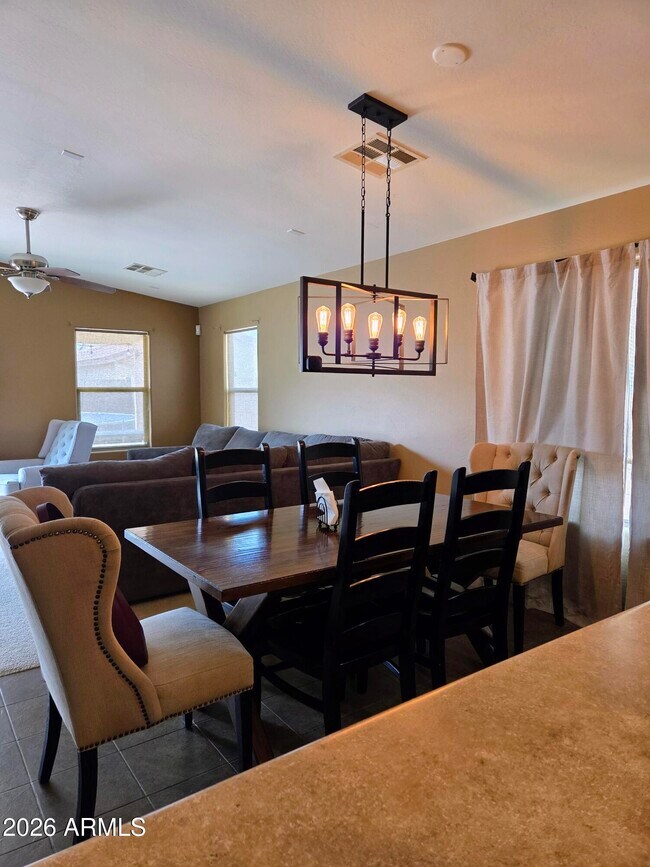 Foto del edificio - 45317 W Desert Garden Rd
