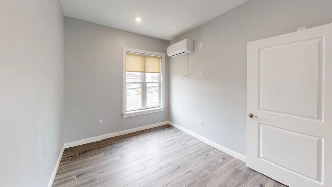 Building Photo - 680 Grand St