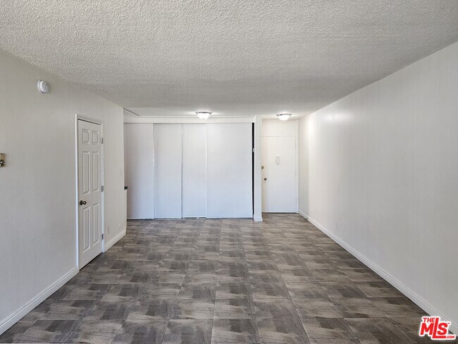 Foto del edificio - 425 S Kenmore Ave