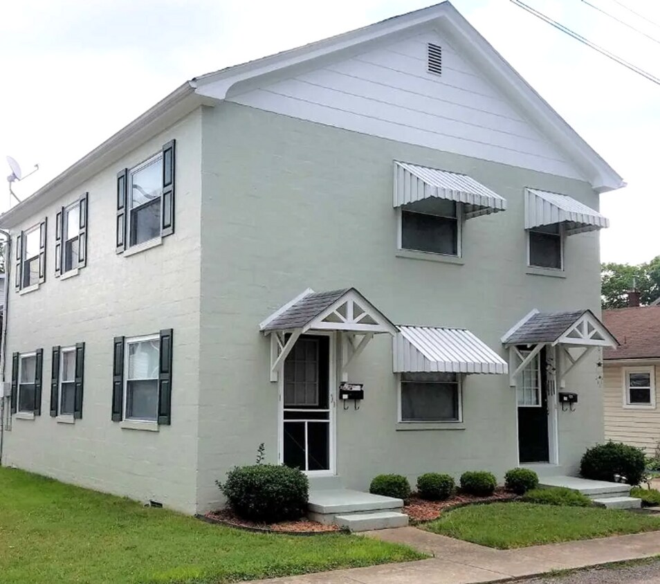 Primary Photo - Two Bedroom One Bath Apartment Within Walk...