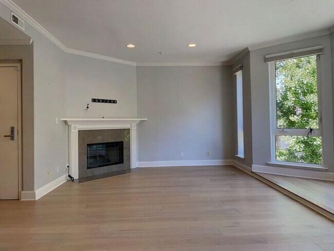 Building Photo - Bright and Updated 2 Bed, 2 Bath NOPA Cond...