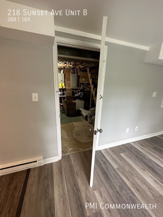 Building Photo - 2 Bed / 1 Bath Bottom Level Duplex (Availa...
