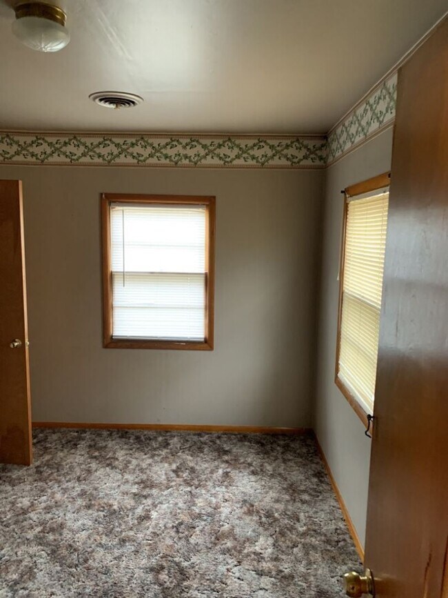 Building Photo - 2 br, 1 bath House - 621 4th Street