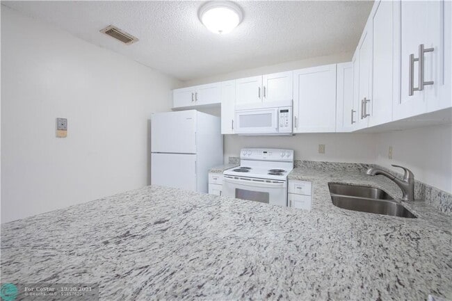 Building Photo - 6882 NW 173rd Dr