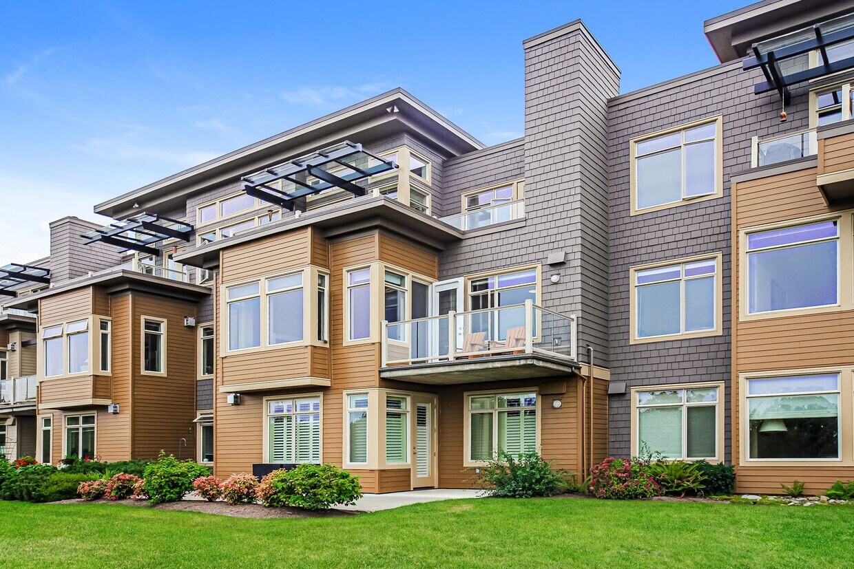 Foto principal - Newer 2 bed 2 bath Edmonds Condo, $4000/mo.