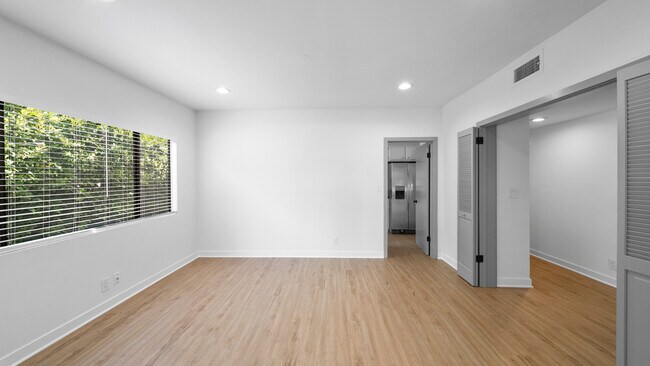 Foto del edificio - 9920 Robbins Dr