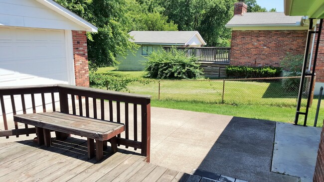 Building Photo - Great, 3 Bedrooms, 1.5 Baths, Brick Ranch ...