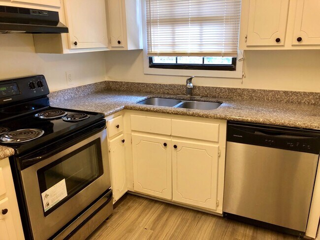 Building Photo - Newly Renovated Apartment at Village Green