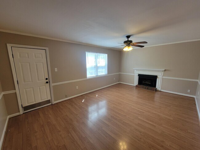 Foto del edificio - 2309 Creekview Dr