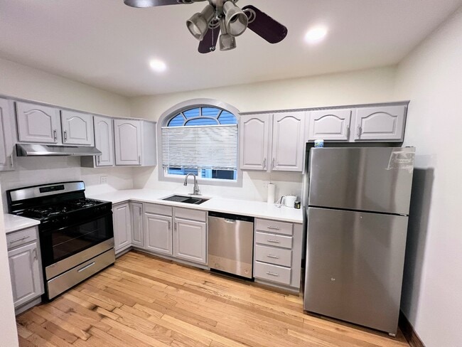 Foto del edificio - 5833 W Peterson Ave