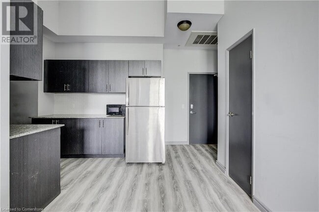 Building Photo - 275 Larch St