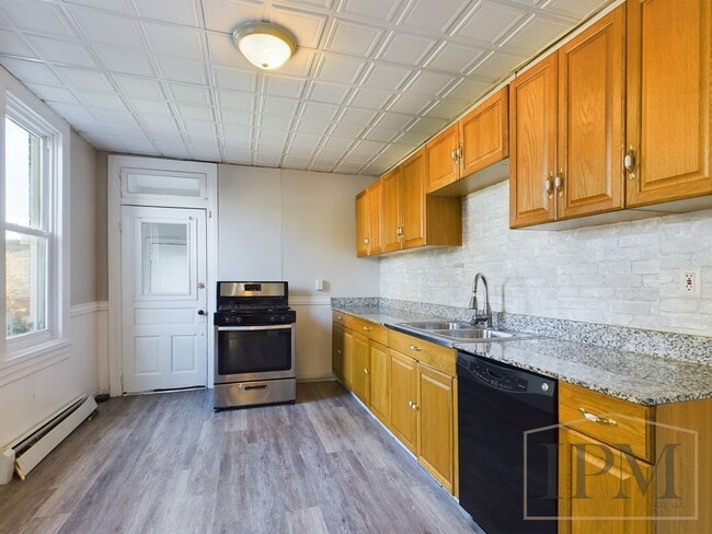 Building Photo - Available Now Spacious 5 Bedroom Home Loca...