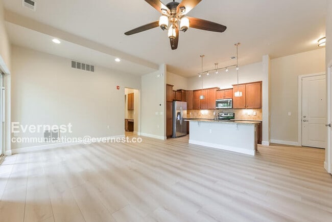 Foto del edificio - 305 Inverness Way S