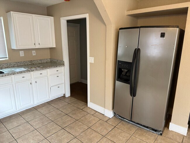 Foto del edificio - FRESHLY RENOVATED  MOVE IN READY!!