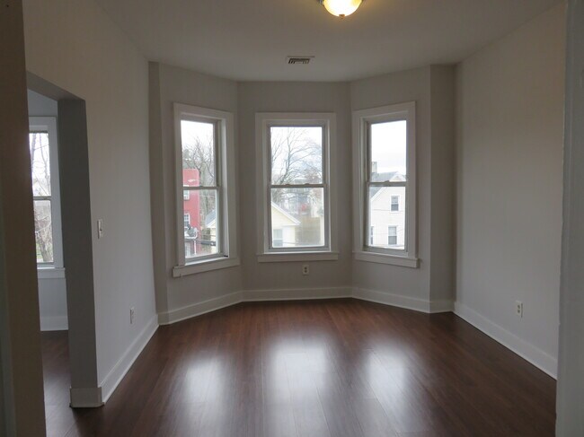 Building Photo - 215 Rosette St