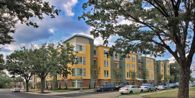 Viviendas asequibles en apartamentos para mayores de 55 años - Victory Square Senior Apartments