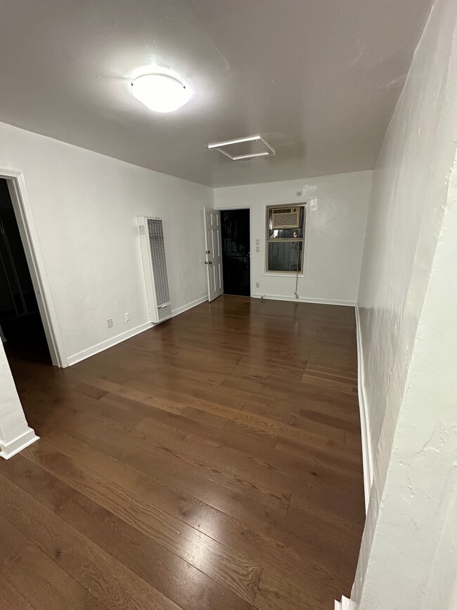 Sala de estar (Vista a la cocina) - 3521 3/4 10th Ave