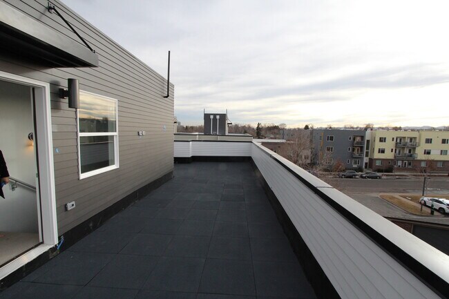 Patio en la azotea, vista de Front Range y el centro de la ciudad. - 1919 W 46th Ave