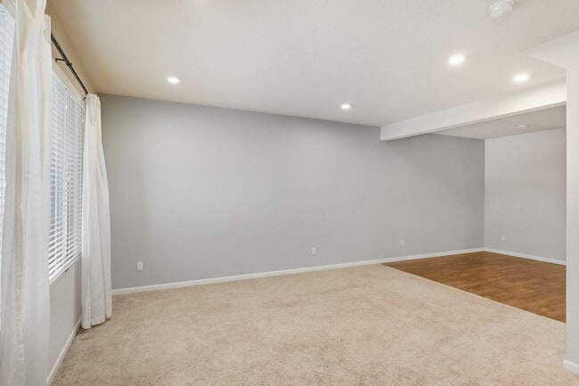 Building Photo - Lovely 3 Bedroom 2.5 Bath Sherwood Townhom...