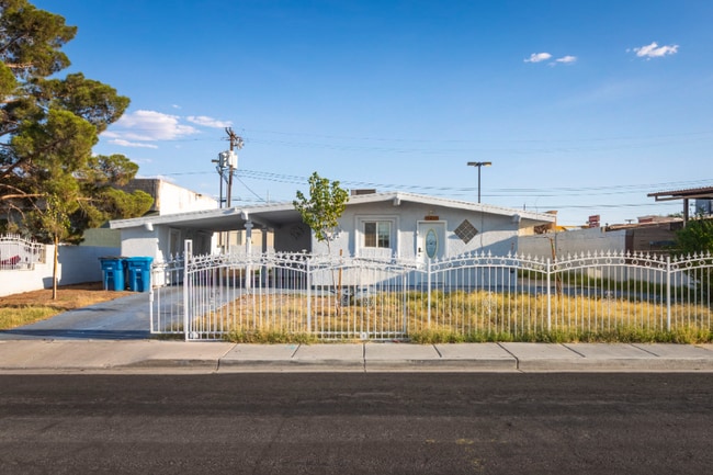 Building Photo - 2417 E Wilson Ave