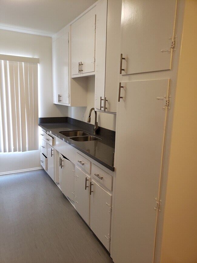 Kitchen - 1216 N Orange Grove Ave