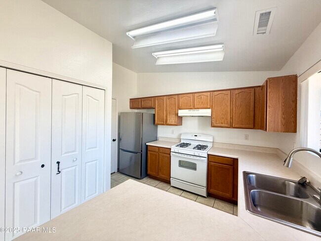 Foto del edificio - 3084 N Constance Dr