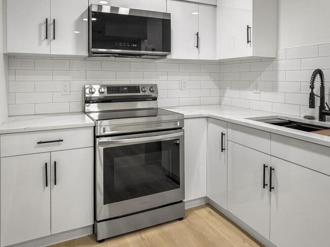 Photo du bâtiment - 1.0 bedroom in Edmonton Alberta T6W 1A4