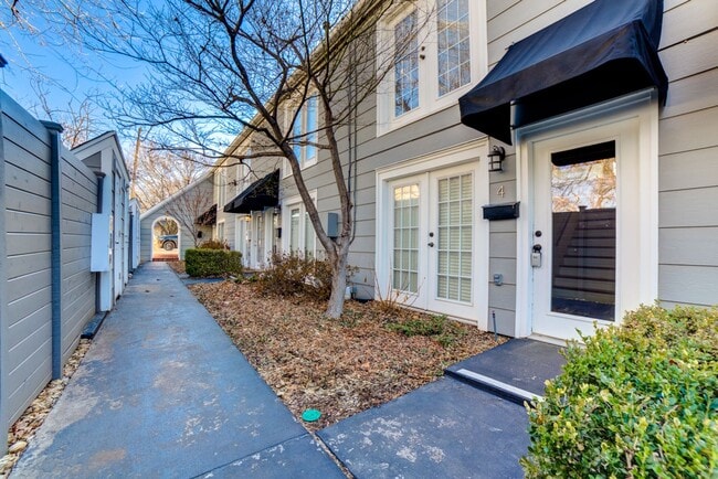 Building Photo - 2 Bed 2.5 Bath Right off Cherry Street!!