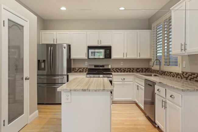 Foto del edificio - 6687 Brook Falls Cir
